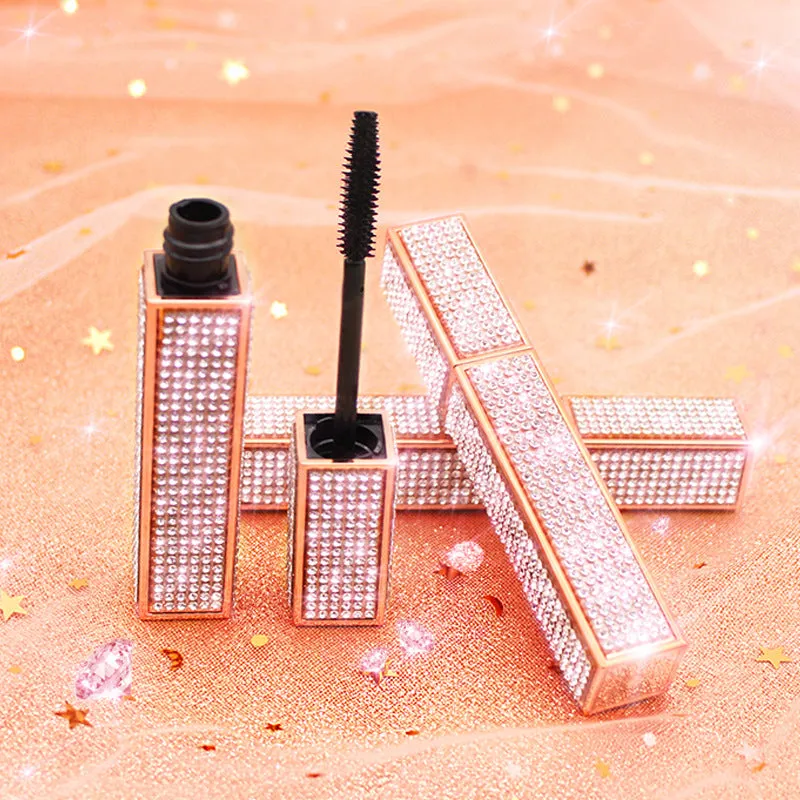 Long, shiny and warbling mascara.